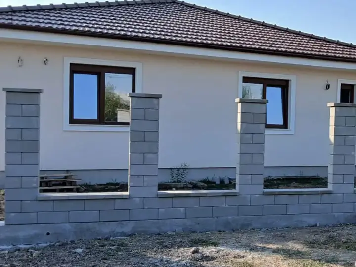 Szürke zsalukő pillérek és lábazat vakolás és mezőkitöltés előtt családi ház előtt